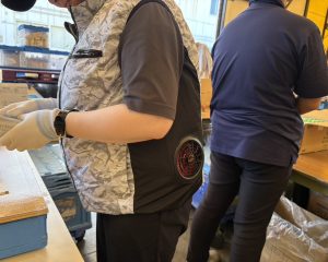 暑さ対策をしながら作業しています